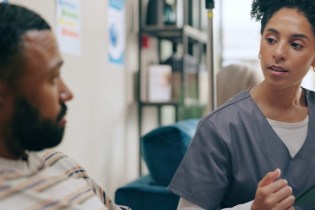Nurse explaining to a patient | Tail coverage nurse practitioner