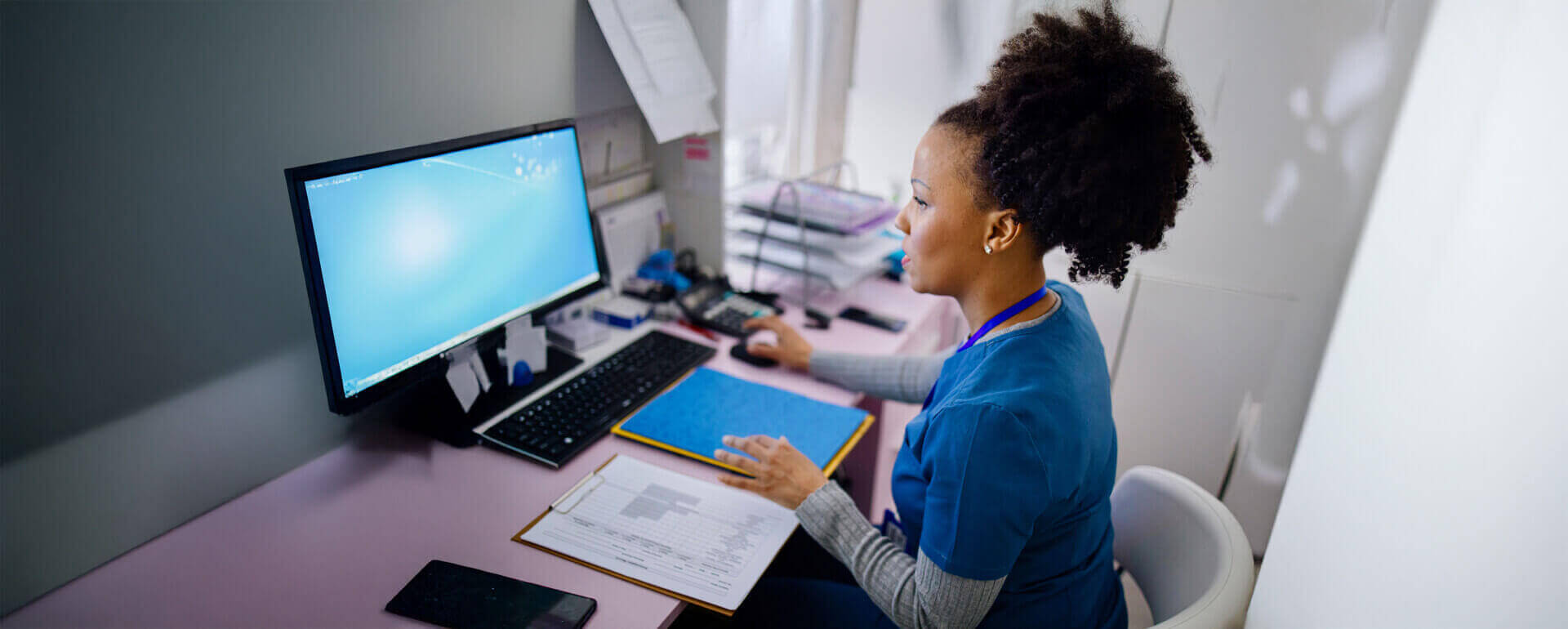 Physician assistant working on computer | physicians assistant malpractice