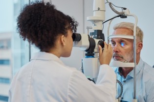Optometrist examining patient in her office | optometrist malpractice claim