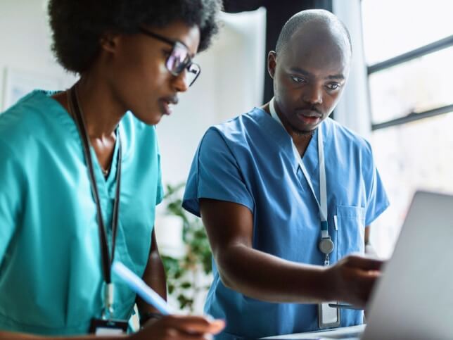 two nurses working on a computer | what is the best malpractice insurance for nurses